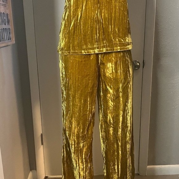 NWT Paparazzi Biz gold velvet pant suit blouse and pants - Picture 3 of 15